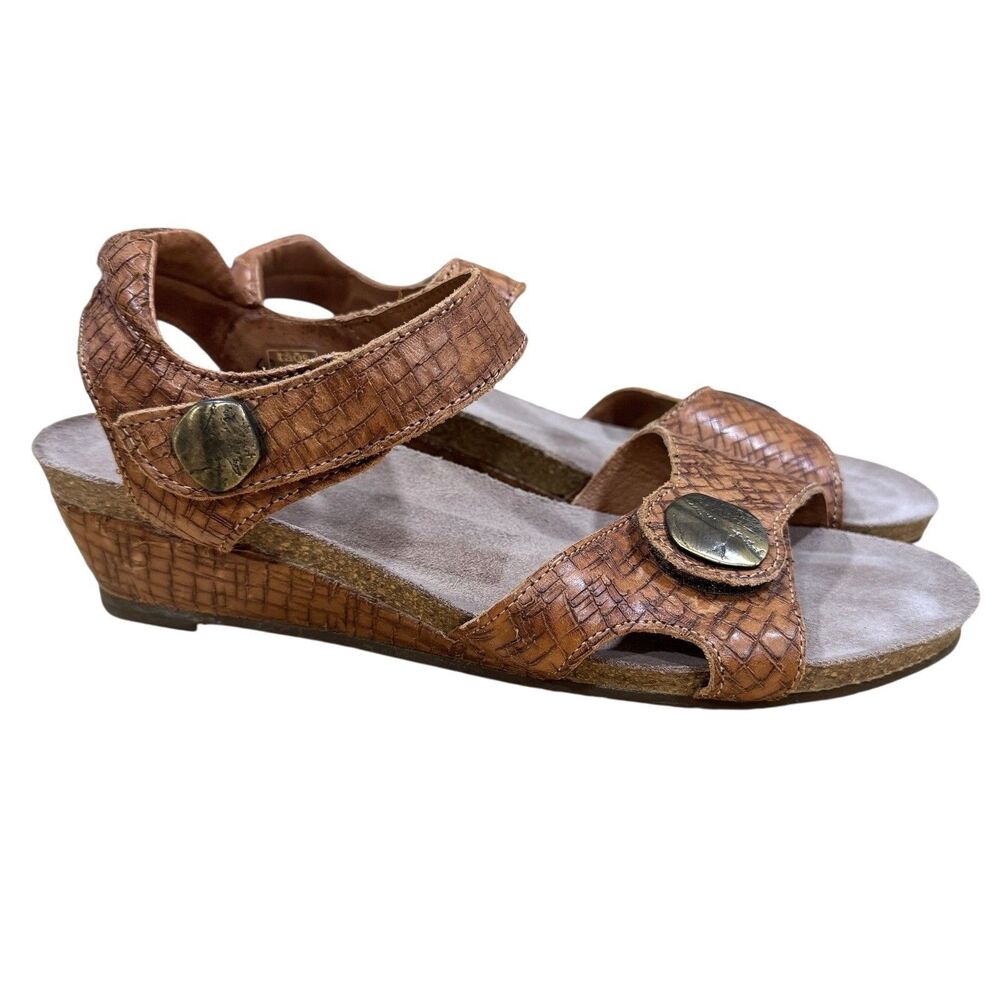 Taos Carousel 2 Embossed Score Wedge Sandal Camel Hook & Loop Medallion EU41 NEW